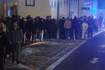 Montagsdemos in Freiberg: Nicht angezeigt und doch nicht verboten - Freiberg im Dezember 2021: Kritiker der Coronamaßnahmen zogen durch die Stadt, obwohl die Behörden die Protestversammlungen verhindern wollten.