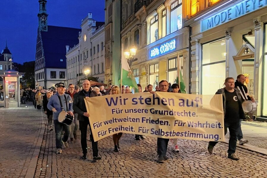 Montagsprotest: Redner in Zwickau vergleicht Verfassungsschutzpräsident mit Nazi-Arzt Josef Mengele - 950 Menschen und damit mehr als 300 weniger als vor einer Woche nahmen nach Angaben der Polizei am Montagabend am Aufzug durch die Zwickauer Innenstadt teil.