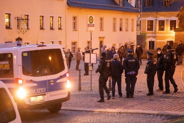 "Montagsspaziergänge": Gewalt gegen Polizisten nimmt massiv zu - So wie hier in Annaberg im November versammeln sich immer wieder Menschen zu "Montagsspaziergängen" in der Region. 