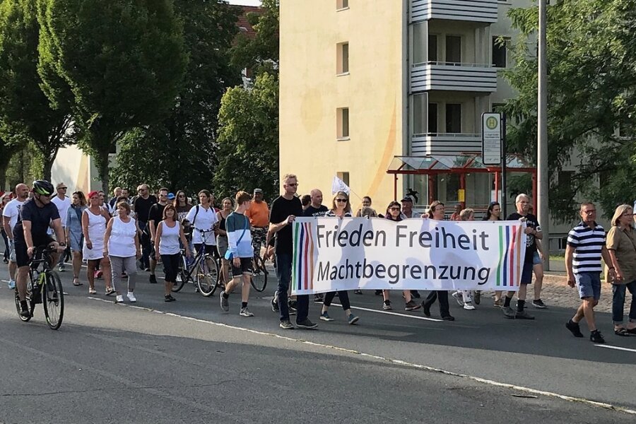 "Montagsspaziergänge" in Freiberg: Protest von Impfpflicht bis Energiekrise - "Montagsspaziergang" am 18. Juli am Freiberger Wasserberg: Wenige hundert Teilnehmer ziehen durch das Wohngebiet. 