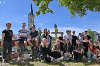 Montanregion Erzgebirge: Eibenstocker Schüler gestalten Wegweiser - Der Wegweiser ist vor der Oberschule in Eibenstock von den Schülerinnen und Schülern der Klasse 6a aufgestellt worden. Links im Bild Klassenlehrerin Saskia Tümpel.