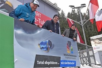 Montanregion Erzgebirge/Krušnohoří weckt jetzt am Eiskanal in Altenberg Aufmerksamkeit - Der Verein Montanregion Erzgebirge/Krušnohoří ist jetzt an der Bobbahn Altenberg präsent: Der Geschäftsführer des Sachsen-Energie-Kanals Jens Morgenstern enthüllt mit Landrat Rico Anton und Geschäftsführer Steve Ittershagen ( v. l.) das Banner.