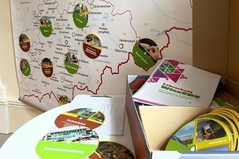 Montanregion: Projektpartner sehen Imagegewinn - Das gibt es nun für Grundschulen: Eine Karte und einen Koffer voller Wissen über die Erzgebirgsheimat. Spielend lernen, lautet das Motto.