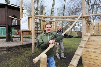 Montessori-Kinderhaus: Hier macht Toben Spaß - Sven Thiele (vorn) und Jens Körlin am Klettergerüst mit Wackelbrücke, welches das ältere Baumhaus mit einbezieht. 
