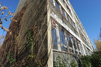 Montessorischule startet Millionenprojekt - Wie im Märchen von Dornröschen, sagen die einen. Schandfleck im Wohngebiet nennen es andere. An der Fürstenstraße im Yorckgebiet beginnt in diesen Tagen die Vorbereitung auf die Sanierung der einstigen Matrossowschule. Das Gebäude wird Teil der Montessorischule.