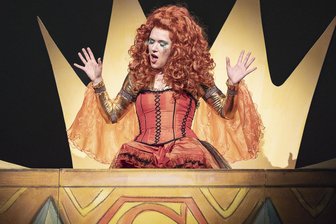 Monty Python’s „Spamalot“ in Plauen: Irrer Klamauk und dann noch eine Schippe drauf - Sopranistin Christina Maria Gass hebt als „Fee aus dem See“ die Gesangsparts des Musicals.