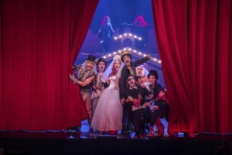 Monty Pythons Klassiker „Spamalot“ erobert die Bühne in Plauen -