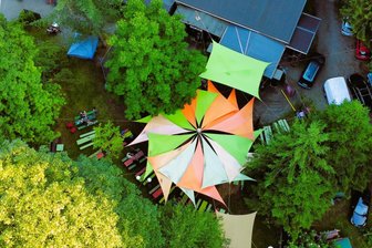 Moosheide im Erzgebirge lebt wieder auf: Konzerte, Biergarten und Techno im Wald – das sind die Highlights - Die bunten Sonnensegel leuchten: Jetzt beginnt die Open-Air-Saison der Moosheide.