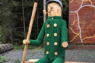Moosmann erobert die Bühne in Reumtengrün - Dieser von Joachim Kühn gefertigte Moosmann sitz seit kurzem im oberen Vogtland an einem Rastplatz in Haselrain.