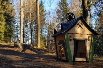 Moosmann-Weg für Kinder fast fertig - Spielhütte auf der Moosmann-Tour im Stadtpark Schöneck.