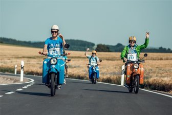 Moped-Ausfahrt macht Station in Glauchau - Teilnehmer einer der bisherigen Moped-Ausfahrten „Red Bull Vogelfrei“ auf Schwalbe-Rollern.