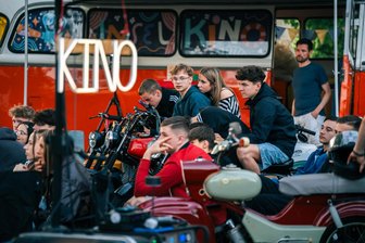 Moped-Kino im Vogtland: „Ich habe noch nie so viele Jugendliche auf unserem Markt gesehen“ - „Who Am I – Kein System ist sicher“ hieß es auf dem Ellefelder Marktplatz: Das ließen sich die Jugendlichen nicht entgehen.