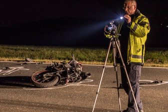 Moped kollidiert mit Sonderfahrzeug - drei Verletzte - Die drei Verletzten wurden in ein Krankenhaus gebracht, teilte die Polizei mit.