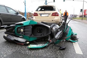 Moped kollidiert mit Taxi - Fahrerin offenbar schwer verletzt -