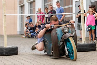 Moped-Limbo und die 2RadGeber: Simson- und MZ-Treffen in Chemnitz - Das Moped-Limbo ist wieder eine der Hauptattraktionen des Treffens.