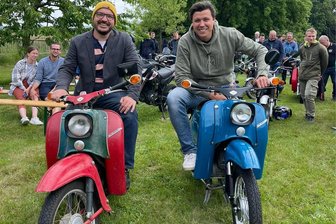 Moped- und Zweitaktfahrer hergehört: Am Sonntag lädt die Kirchgemeinde Großschirma zum Mopedgottesdienst ein - Die Organisatoren des Moped-Gottesdienstes in Großschirma: Lars Böttcher aus Gornau (l.) und Justus Geilhufe aus Großschirma.
