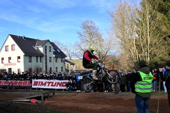 Moped-Weitsprung, Badezuber-Wettstreit und Benzingespräche: So lief das Wintertuning-Event am Wochenende im Vogtland - Der Mopedweitsprung gehörte zu den Herausforderungen für die Wettbewerbsteilnehmer.