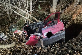 Mopedauto im Graben: Feuerwehr Auerbach rettet 15-Jährigen über das Dach - Der Mopedauto-Fahrer wollte einem gestürzten Radfahrer ausweichen und kam selbst ins Schleudern.