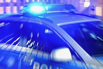 Mopedfahrer flüchtet und fährt in Hohndorf gegen ein Polizeiauto - Das Moped prallte frontal gegen ein Polizeiwagen.