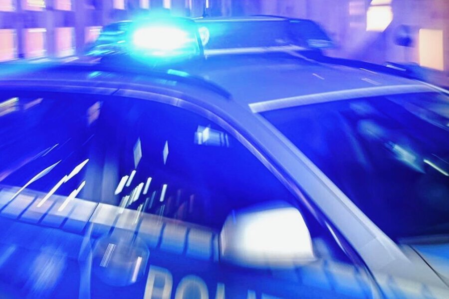 Mopedfahrer flüchtet und fährt in Hohndorf gegen ein Polizeiauto - Das Moped prallte frontal gegen ein Polizeiwagen. 