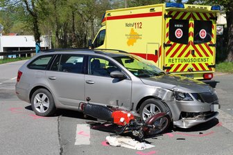 Mopedfahrer wird bei Unfall auf Bundesstraße in Lößnitz verletzt - Ein Mopedfahrer wurde bei einem Unfall schwer verletzt.