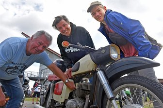 Mopedgottesdienst in Großschirma: Zwei Takte(r) für ein Halleluja - Nach der Rundfahrt fachsimpelt Pfarrer Justus Geilhufe (M.) mit Erwin Pscheidea, der die Ausfahrt mit geplant hatte, und Richard Seidel (r).