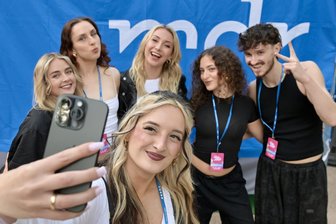 Mopeds, Zocken und Dorf-Content: Influencerin Freya Foto liebt ihre Kleinstadt Kirchberg - Influencerin Freya Foto (vorn) hat bei der MDR-Party in Kirchberg einige Stars getroffen.