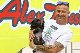 Mopsdame von MotoGP-Designer ist wieder zurück - Wieder glücklich vereint: Alex Mazzocchetti und seine Mopsdame Meggy.