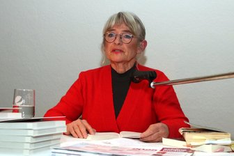 Mord an Heike Wunderlich im Jahr 1987: Dieser Kriminalfall lässt die Vogtländer bis heute nicht los - Gabi Thieme hatte alle ihre Bücher mit nach Lengenfeld gebracht. Die Geschichten, die sie aufgeschrieben hat, lassen teils erschaudern, teils aber auch schmunzeln.