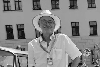 Mord an Klaus Kleinertz: Urteile gegen Ehefrau und Komplizen rechtskräftig - Klaus Kleinertz war nicht nur Kardiologe, sondern auch Oldtimer-Fan. Regelmäßig nahm er an der Oldtimer-Ralley „Sachsen Classics“ teil. Das Foto zeigt ihn dabei im Sommer 2021.