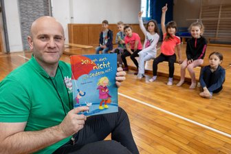 Mord an Valeriia: Warum das Schüler in Niederlichtenau beschäftigt - Spielerisch lernen Mädchen und Jungen der Niederlichtenauer Grundschule bei Präventionstrainer Stephan Hohlfeld anhand von altersgerechten Geschichten, wie sie sich in Gefahrensituationen richtig verhalten.
