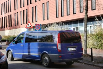 Mord in Ebersdorf: Opfer als mögliche Komplizin verhaftet - Die Tatverdächtige wurde am Freitag nach dem Haftrichtertermin ins Gefängnis gebracht.