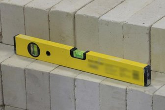 Mord mit einer Wasserwaage - Eine Wasserwaage wurde am 20. Juni 2008 auf dem Marienthaler Bachweg zur Tatwaffe.