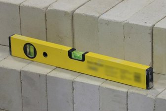 Mord mit einer Wasserwaage - Eine Wasserwaage wurde am 20. Juni 2008 auf dem Marienthaler Bachweg zur Tatwaffe.