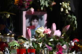 Mord-Prozess zum Fall Valeriia aus Döbeln vor Gericht in Chemnitz: „Leute bejahen es, dass der Schuldige verurteilt wird“ - Blumen und Kerzen vor dem Foto der getöteten Valeriia aus Döbeln wurden bei einem Gedenk-Gottesdienst auf dem Obermarkt in Döbeln im Vorjahr aufgestellt.