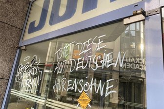 Mordaufruf an Zwickauer Kaufhaus JOH geschmiert: Ermittlungen wegen Volksverhetzung - Der Mordaufruf bezieht sich mutmaßlich auf die Verfasser der Schmiererei auf der anderen Seite der Flügeltür.