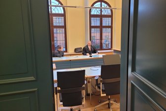 Morddetails per Whatsapp verschickt: Zwickauer Polizist vor Gericht - Zu viel geplaudert: Der Polizeibeamte mit seinem Verteidiger Nils Hulinsky.