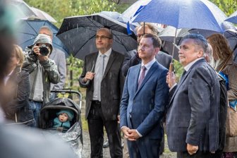 Michael Kretschmer (Bildmitte) - hier bei den Feierlichkeiten "400 Jahre Frohnauer Hammer" - hatte auch Oberwiesenthal am 28. August einen Besuch abgestattet. Erst danach wurde bekannt, dass es dort eine Morddrohung gegen ihn gab.