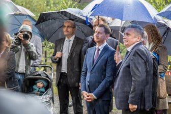 Morddrohung gegen Kretschmer in Oberwiesenthal: Gericht erlässt Strafbefehl - Michael Kretschmer (Bildmitte) - hier bei den Feierlichkeiten "400 Jahre Frohnauer Hammer" - hatte auch Oberwiesenthal am 28. August einen Besuch abgestattet. Erst danach wurde bekannt, dass es dort eine Morddrohung gegen ihn gab. 