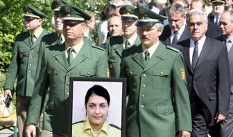 Mordfall Kiesewetter: Opfer zweifelt an Zufallsangriff - Ende April 2007: Politiker und Polizisten erweisen der erschossenen Beamtin Michèle Kiesewetter die letzte Ehre. Am Dienstag wurde am Tatort in Heilbronn an sie und die anderen NSU-Opfer erinnert.