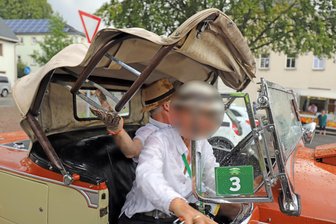 Mordfall Klaus Kleinertz: Dreimal lebenslänglich? - Wenige Tage nach der Hochzeit 2023 fuhr das Ehepaar Kleinertz eine Oldtimer-Rallye.