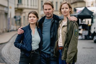 „Mordholz“: Wieso die Erzgebirgskrimi-Prominenz in wenigen Tagen ins Erzgebirge kommt und Fans schnell sein müssen - Mitten in Annaberg: die Erzgebirgskrimi-Stars Lara Mandoki, Kai Scheve und Teresa Weißbach (v. l.).