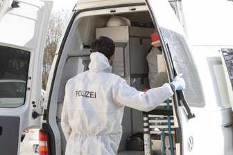 Mordkommission ermittelt nach Tötungsverbrechen - Bis zum Mittag arbeitete die Spurensicherung in zwei Häusern in Syrau. Ein Mann war nach Gewalteinwirkung gestorben. 