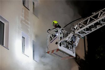 Mordprozess nach Feuer in Chemnitzer Wohnhaus: Experte bestätigt tödliche Gefahr - Dramatische Szenen in Chemnitz: In einem Mehrfamilienhaus am Rande des Reitbahnviertels brach am Abend des 12. September 2021 ein Feuer aus. Zwei junge Männer, ein Deutscher und ein Deutsch-Türke, stehen nun vor Gericht. 
