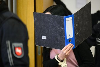 Mordversuch mit Ameisensäure - 12 Jahre Haft für 27-Jährige - Eine 27-jährige Frau muss für einen Mordversuch mit Ameisensäure für zwölf Jahre in Haft. (Archivbild)