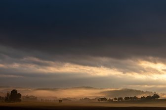 Morgendämmerung im Nebel: Plauens Landschaft als herbstliches Kunstwerk -