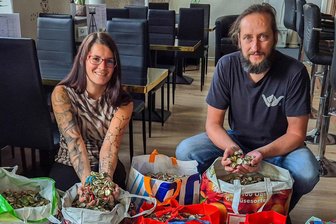 Morgens Pflege, abends Barfrau: Wie sich eine Freiberger Dart-Spielerin selbst verwirklicht - Nicole Glöckner und Fred Zimmermann mit zahlreichen gesammelten Kronkorken.