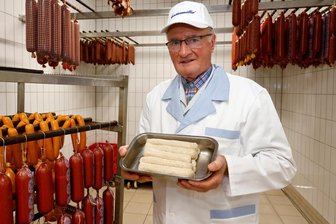 Morgens um 6 geht's los: Darum arbeitet dieser Oberlungwitzer Fleischermeister (81) noch immer - Fleischermeister Karl Heine mit den vor mehr als 60 Jahren "erfundenen" Rostern ohne Darm, die bis heute ein Verkaufsschlager sind. 