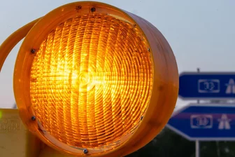 Morgenstau am Freitag auf der A 72 bei Chemnitz: Das war ein Grund - Auf der A 72 staut es sich derzeit immer wieder mal in Höhe Chemnitz. Ein Grund ist eine Baustelle, am Freitag kam ein Unfall dazu.