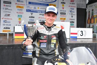 Moritz Jenkner strahlt auf dem Schleizer Dreieck: „Endlich bin ich eins mit dem Motorrad“ - Moritz Jenkner mit einem seiner beiden Silberpokale vom Schleizer Dreieck.